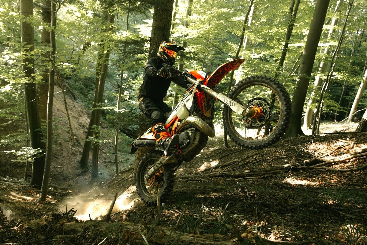 Nuova KTM 300 EXC Hardenduro 2026: regina dell’estremo